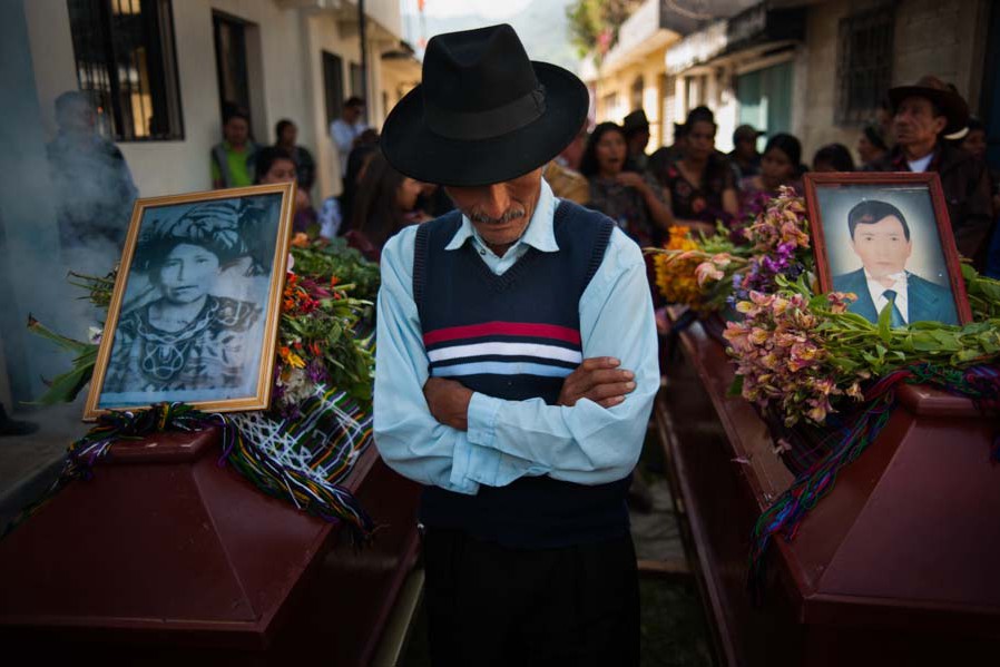 Processione verso il cimitero di Estrella Polar per il funerale delle 77 vittime del massacro di Covadonga, 
Chajul, Guatemala. Photo courtesy © Daniele Volpe